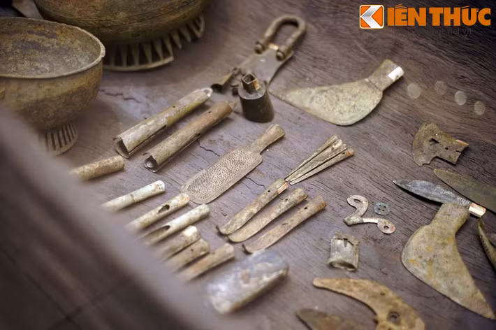 Ngoài vũ khí, trong mộ còn có nhiều công cụ có thể dùng trong hỗ trợ chiến đấu như dùi, đục, giũa... được chế tác rất tinh xảo.