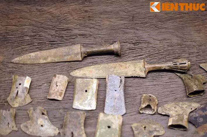 Một số mẫu dao găm của Đông Sơn được chế tác rất cầu kỳ, với phần chuôi được tạo hình phức tạp, đòi hỏi trình độ tay nghề cao của người chế tác.