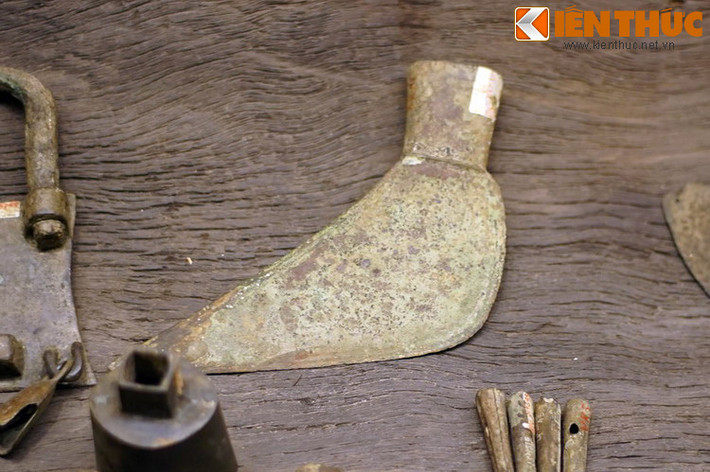 Đặc điểm chung của rìu Đông Sơn kích thước khá lớn, có bản lưỡi rộng, họng tra cán nhô ra ngoài sống lưỡi, họng và lưỡi không nằm trên cùng một trục dọc.