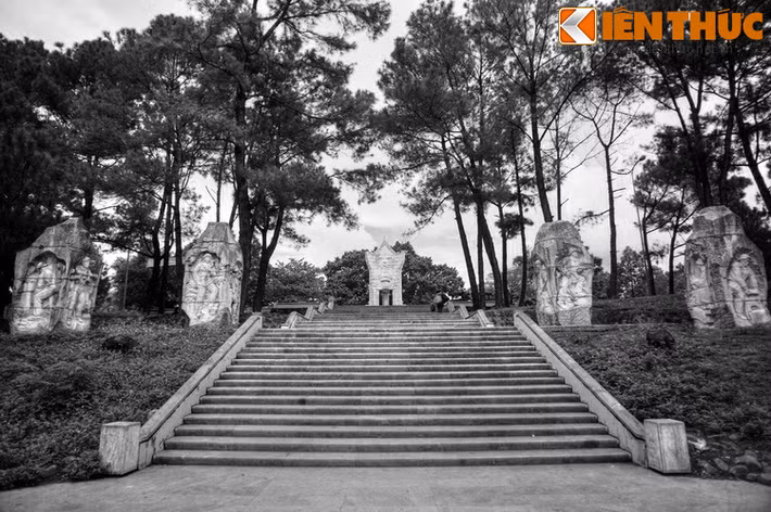 Theo đó, vào đêm 14/11 Âm lịch năm 2002, theo lệ thường, ông Ái lên tượng đài chính thắp hương cho các liệt sĩ. Đi cùng có ông Nguyễn Hồng Bằng, chủ tịch công đoàn cơ quan. Lúc ấy trời âm u, dưới ánh trăng mờ, họ thấy một người ngồi xếp bằng ngay ngắn dưới đài Tổ quốc ghi công.