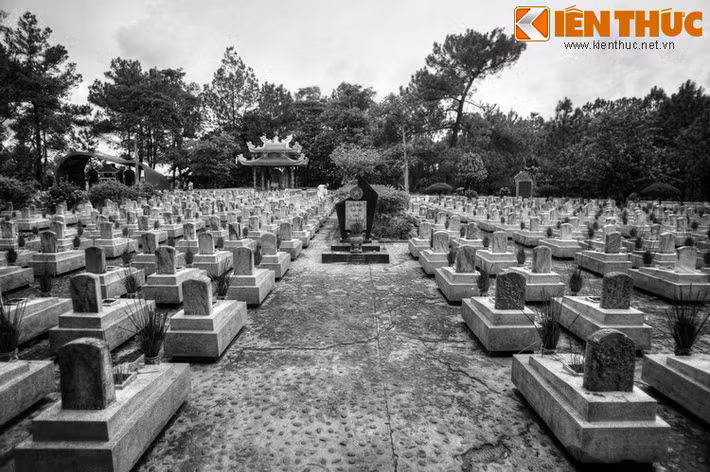Cũng theo lời ông Ái, tại khu mộ 3, nơi yên nghỉ của liệt sĩ các tỉnh Hải Dương, Hưng Yên, Thái Bình, Bắc Giang, Bắc Ninh, anh em quản trang khi đi thắp hương đến gần hay nghe tiếng chào, tiếng cười lao xao vọng lại. Nhưng khi tới nơi thì không hề có bóng người nào.