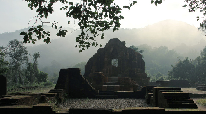 Sương giăng trên Thánh địa. Ảnh: Emily Dlspx / 500px.com.