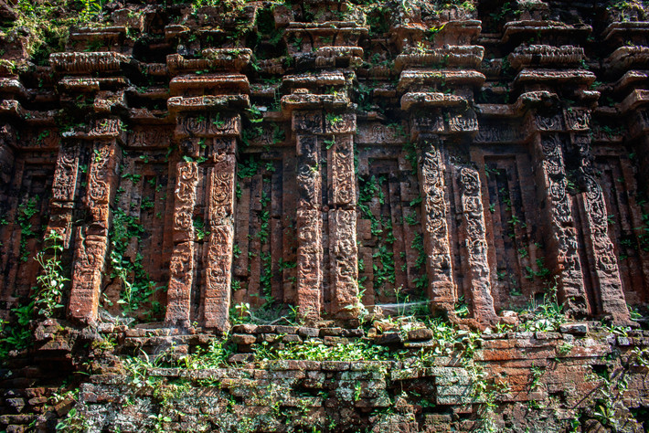 Dấu ấn lịch sử trên bức tường gạch cổ. Ảnh: Dem Goradetsky / 500px.com.