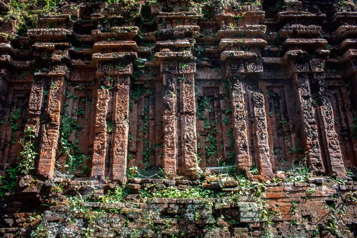 Dấu ấn lịch sử trên bức tường gạch cổ. Ảnh: Dem Goradetsky / 500px.com.