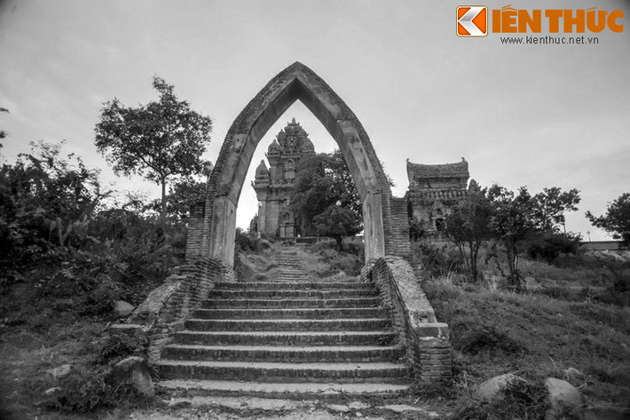 Lớn lên, Po Ong kiếm sống bằng cách đi chăn trâu. Một lần, khi đang Po Ong ngủ thì một con rồng hiện ra và quấn quanh người cậu. Trong chốc lát, mọi vết ghẻ lở biến mất, Po Ong hóa thân thành chàng trai tuấn tú.