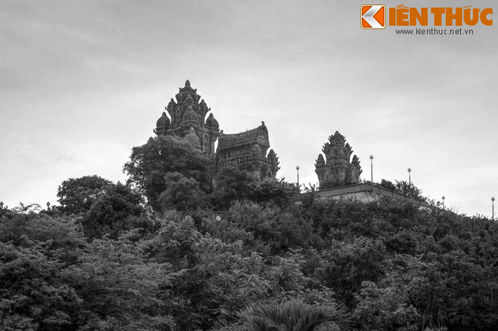 Vua Po Klong Garai xây tháp trên đồi Balhla (đồi Trầu ngày nay), còn tướng Hakral xây ở vùng Balhul. Kết cục, bên vua Po Klong Garai với sự tài trí của mình đã hoàn thành trước, tướng Hakral thua cuộc đành rút quân về. Và tháp Po Klong Garai đã hình thành như vậy...