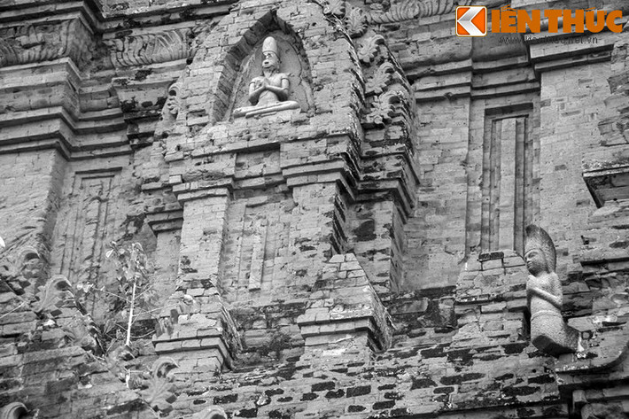 Lúc bấy giờ, quân Chân Lạp thường xuyên quấy nhiễu dân chúng ở vùng Pandurangga (Phan Rang - Tháp Chàm ngày nay), quê hương ông. Đích thân vua Po Klong Garai mang quân đến đánh tan kẻ xâm lược bằng tai thao lược của mình.