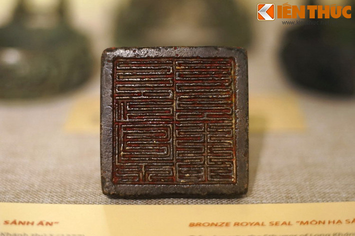 Mặt ấn đúc bốn chữ “Môn Hạ Sảnh Ấn” giống trên lưng ấn, nhưng theo kiểu chữ triện. Ấn được dùng để đóng lên những văn bản hành chính quan trọng của nhà Trần từ kể từ đời vua Trần Phế Đế (1377-1388) trở về sau.