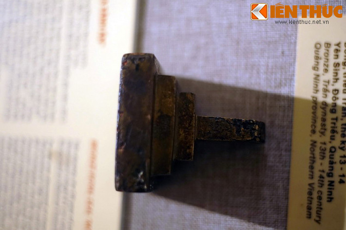 Chiếc ấn cổ này được đúc vào thời Trần, niên hiệu Long Khánh thứ 5 (1377), cuối triều vua Trần Duệ Tông (1372-1377). Ấn có chiều cao 8,5 cm, dài 7 cm, rộng 7 cm. Mặt ấn có hình vuông, đế tạc ba cấp, núm hình bia đá.