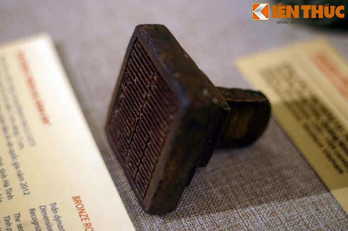 Cho tới nay, không có nhiều phát hiện về ấn đồng của các triều đại phong kiến Việt Nam. “Môn Hạ Sảnh Ấn” là chiếc ấn hiếm hoi có nội dung rõ ràng, niên đại cụ thể liên quan đến lịch sử hành chính trung ương thời Trần.