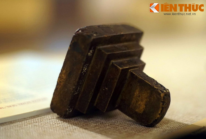 Cạnh phải lưng ấn khắc chữ “Môn Hạ Sảnh Ấn” (ấn của Sảnh Môn Hạ), cạnh trái khắc chữ “Long Khánh ngũ niên nguyệt nhị thập tam nhật tạo” (chế tạo ngày 23/5, niên hiệu Long Khánh 5).