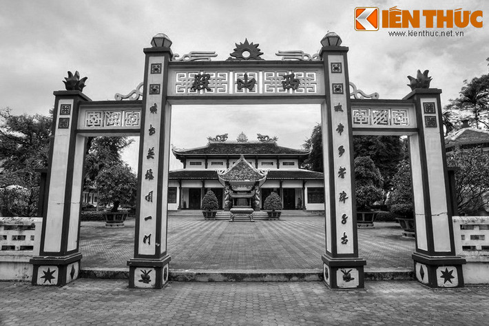 Về sự thiêng của chiếc giếng cổ, người ta còn truyền tụng chuyện về những kẻ bất kính đã bị trừng phạt thích đáng. Tiêu biểu là câu chuyện năm 1967, khi Tỉnh trưởng Bình Định khi ấy là Trung tá Phan Minh Thọ lấy xe jeep chở vợ con lên đền thờ Tây Sơn Tam kiệt để bà vợ cầu khấn.