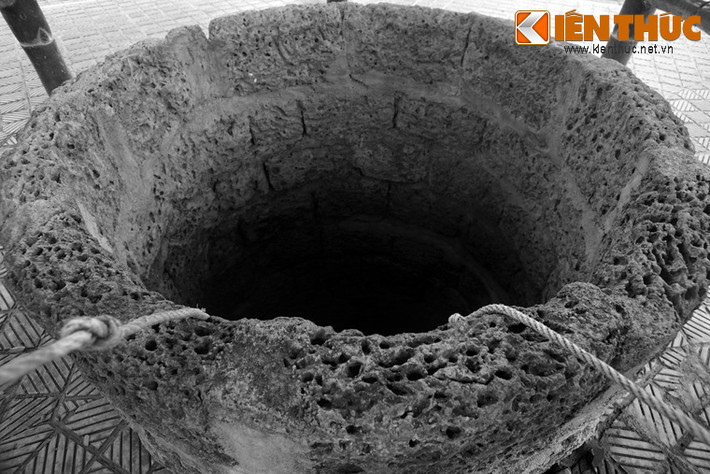 Tương truyền, chiếc giếng cổ này rất thiêng, ai đau ốm lên đền dâng hương xin nước uống, bệnh sẽ chóng khỏi. Có người còn cho rằng uống nước giếng này sẽ được hưởng lộc nơi chôn nhau cắt rốn của Tây Sơn Tam Kiệt nên trí được minh, nghĩa được bền, tình được vẹn.