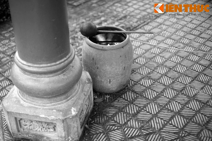 Sau khi thắp hương trong điện, vợ ông Thọ ra múc nước giếng cổ uống và rửa mặt để lấy lộc. Vốn có tiếng là một quan chức hống hách, Tỉnh trưởng Thọ thấy “ngứa mắt” với hành động "mê tín" của bà vợ và tỏ thái độ ngạo mạn, xúc phạm đền không gian tôn nghiêm nơi đây.