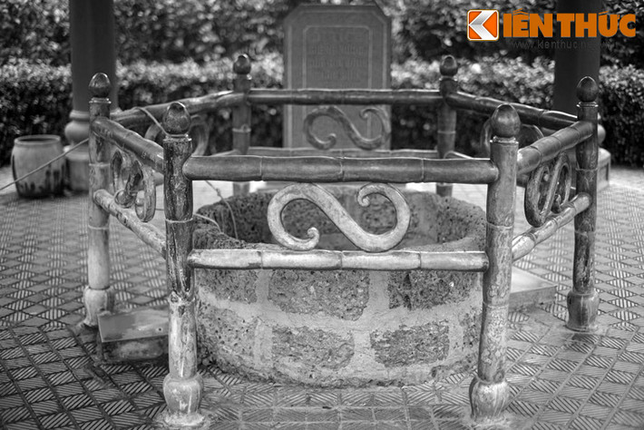 Người thủ từ ở đền khi ấy là ông Từ Thừa, thường ngày một nông dân hiền lành như cục đất, bỗng nộ khí xung thiên đứng trước quan Tỉnh trưởng, hét lớn: “Mầy là thằng nào mà dám ngông nghênh bất kính với Tây Sơn Tam Kiệt. Tao chém đầu mầy bây giờ”.