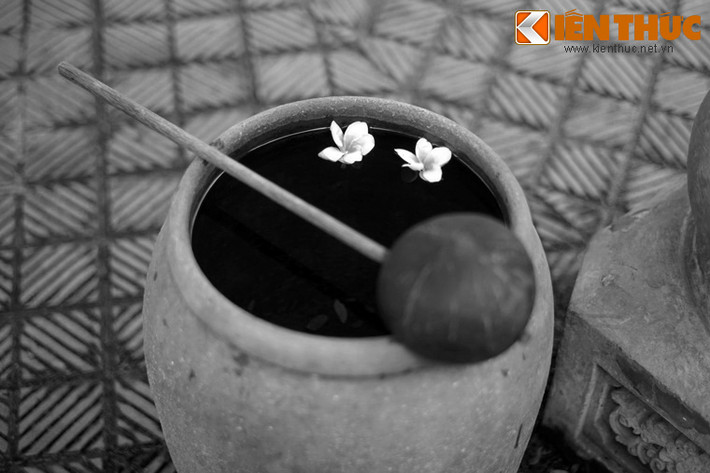 Vì vậy nhiều du khách đến thăm đền đều thành kính dâng hương rồi ra giếng uống nước, rửa mặt với niềm tin sẽ chữa được bệnh tật và nhận được điều may mắn. Có người còn mang theo chai lọ xin nước đem về cho người thân trong gia đình cùng uống.