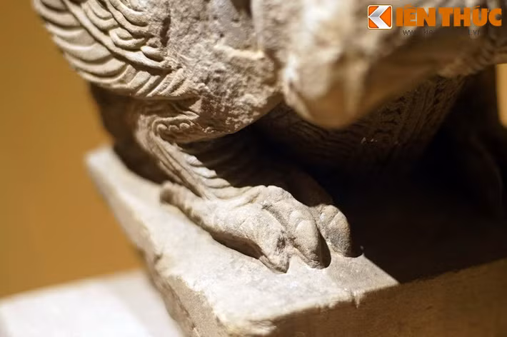 Đôi chân Kinnara có dạng chân chim, được tạo hình chắc khỏe, có móng vuốt sắc nhọn.