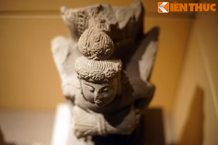 Tóc Kinnara chia làm hai phần trang trí đẹp mắt. Phần trên là một khối tròn tựa như búi tóc có điểm hoa. Phần dưới thắt dải hoa vòng xung quanh, và dải hoa dạng này cũng được đeo quanh cổ.