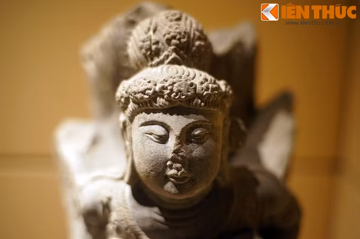 Sự xuất hiện của hoa bắt nguồn từ truyền thuyết thức ăn của các Kinnara là phấn hoa, trang phục làm bằng thứ lụa sa dệt từ hoa, dùng hương hoa để làm thơm thân thể mình.