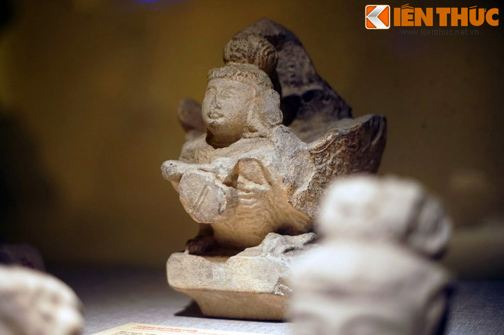 Tại chùa Phật Tích, tượng Kinnara về tổng thể có nửa thân trên là người, phía dưới là mình chim, hai cánh xòe xuôi theo thân, Kích cỡ và chi tiết tạo hình các tượng không giống nhau.