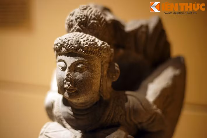 Tượng mang khuôn mặt bầu bĩnh, mắt xếch, lông mày dài, sống mũi cao, trông rất có thần thái.