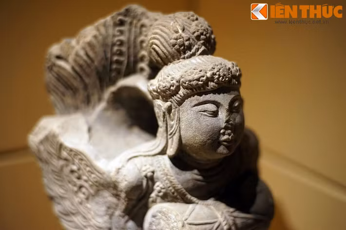 Trong mỹ thuật cổ Phật giáo, Kinnara được mô tả như một tiên nữ đầu người mình chim, là hình tượng được sử dụng để trang trí trong các đền, chùa, phổ biến ở phật giáo Nam Tông. Hình tượng Kinnara đã du nhập vào Đại Việt thông qua sự giao lưu văn hóa với người Chăm.