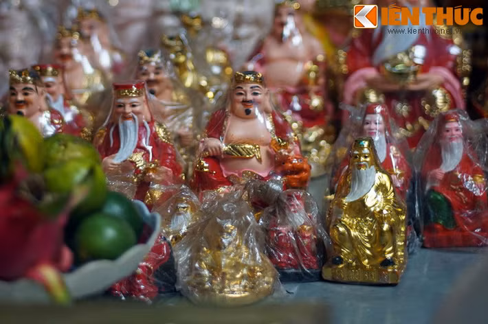 Là vị thần biết mọi ngóc ngách trong nhà, khi thất lạc đồ đạc, từ thứ lặt vặt như cây dao, lưỡi búa đế thứ quan trọng như chìa khóa nhà, ví tiền... người Nam bộ thường đến bàn thờ ông địa mà vái: “Vái Ông Địa kiếm được con cúng nải chuối...”.