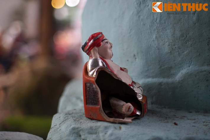 Nếu tượng bị bể, hoặc muốn làm mới bàn thờ vào những dịp lễ, Tết, người ta không ném bỏ tượng Ông Địa đi mà sẽ sẽ cho ông “an nghỉ” ở những nơi tôn nghiêm như đền, chùa, nghĩa trang. Dù dân dã đến mấy thì Ông Địa vẫn là một vị thần được con người kính trọng...