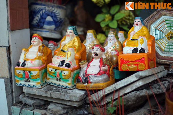 Sau khi tìm được đồ và cúng nải chuối thì người cúng lại bẻ ăn trước một trái. Điều này được lý giải rằng, do một lần ông Địa bị ngộ độc nên sợ, không dám hưởng, ăn trước là để “thử độc”. Điều này dường như cũng biểu thị sự gần gũi giữa Ông Địa và người dân trong sinh hoạt hàng ngày.