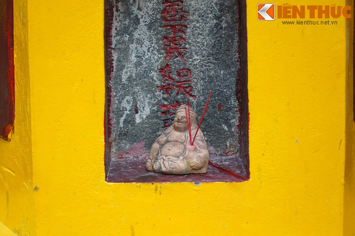 Trong văn hóa tín ngưỡng của cư dân Nam Bộ, Ông Địa có thể coi là vị thần “bình dân” nhất trong các vị thần. Bàn thờ ông Địa thường không ở trên cao mà nằm sát dưới nền đất, sàn nhà, đồ cúng tế rất giản dị như nải chuối, chén chè, ly cà phê…