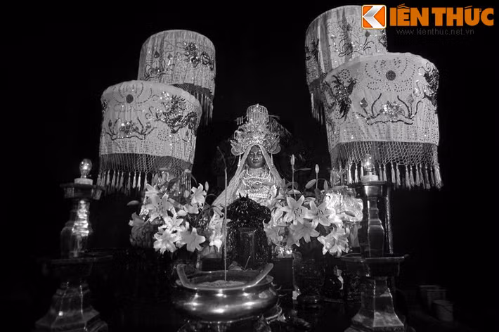 Thấy người dân còn nghèo đói, khổ cực, bà liền chia sẻ kiến thức của mình đã có trong những năm tháng ở xứ Trung Hoa, giúp dân chúng biết cách cày cấy, trồng trọt, chăn nuôi, dệt vải… để từ đó cuộc sống của người dân ngày một ấm no, đủ đày hơn.