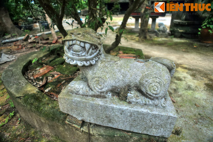 Bên cạnh các tác phẩm điêu khắc gỗ, hiện vật bằng đá Thái miếu không kém phần đặc sắc với bộ máng đá nối Tiền điện và Hậu điện, cột đá sau Nghinh môn, các tảng đá chân cột, các tượng nghê đá chầu...