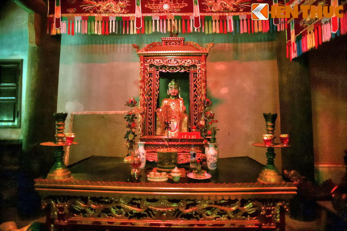 Ngoài các vị vua, nơi đây còn thờ hai bậc khai quốc công thần là Nguyễn Trãi và Lê Lai.