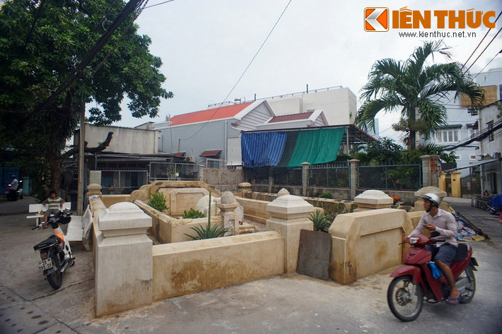 2. Tọa lạc tại đường 10, khu phố 4, phường Linh Chiểu, quận Thủ Đức, mộ Tiền hiền Tạ Dương Minh là nơi an nghỉ của người có công khai sáng vùng đất Thủ Đức. Ông cũng là "cha đẻ" của chợ Thủ Đức, công trình đã nhắc đến ở trên.