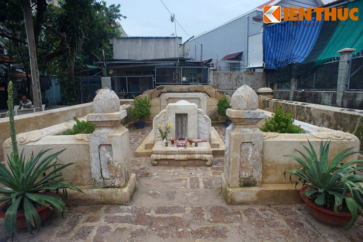 Theo văn bia, mộ được Hương chức thôn Linh Chiểu Đông lập bia vào ngày tốt tháng 2 năm Canh Dần (1890). Về kiến trúc, công trình có diện tích 112,6 mét vuông, được xây dựng theo cấu trúc mộ điển hình của các công thần nhà Nguyễn với hai vòng tường bao.