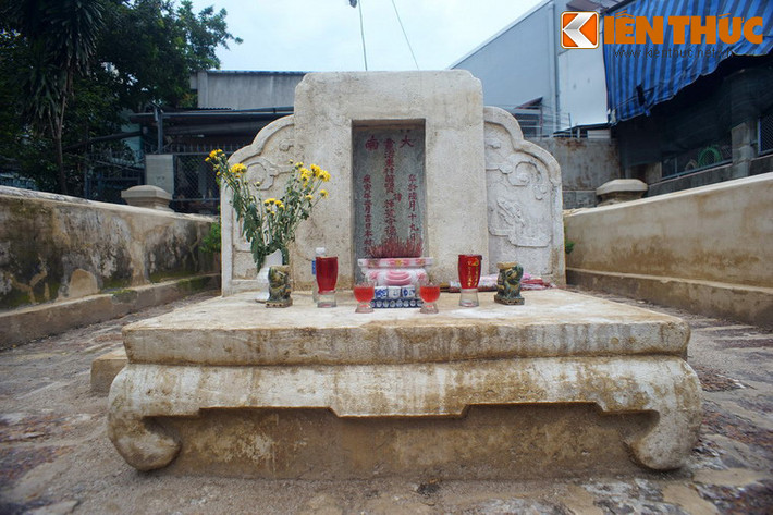 Trên bia mộ Tiền hiền Tạ Dương Minh ghi: Mộ ông họ Tạ, tên húy là Huy, tên hiệu là Thủ Đức, là tiền hiền thôn Linh Chiểu Đông. Mất ngày 19/6 không rõ năm. Tên gọi của quận Thủ Đức bắt nguồn từ tên hiệu của nhân vật lịch sử này.