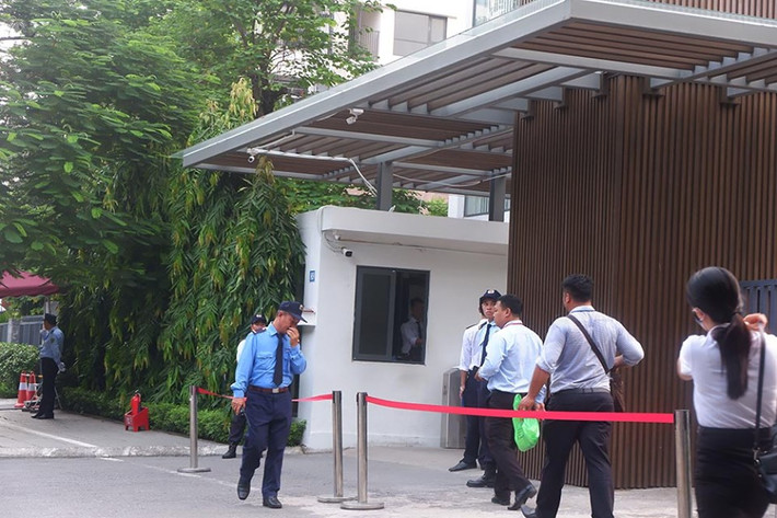 PV các báo đến đưa tin khai giảng đều không được vào bên trong khuôn viên của trường dù có xuất trình giấy tờ.