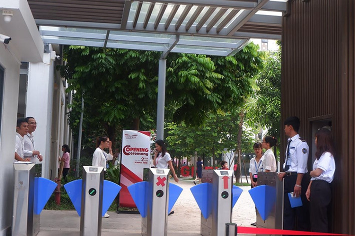 Tuy nhiên, sau vụ việc học sinh bị bỏ quên trên xe ô tô trường Gateway bị tử vong, không khí ngày khai giảng tại trường cũng khá trầm lắng.