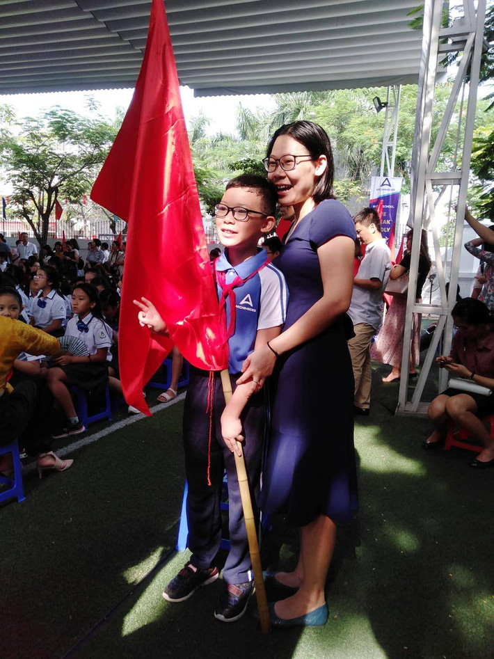 Nụ cười háo hức khi đưa con đến trường của phụ huynh.