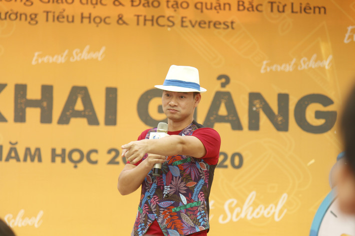 Tham dự lễ khai giảng còn có sự xuất hiện của NSƯT Xuân Bắc làm sôi động bầu không khí khai giảng.