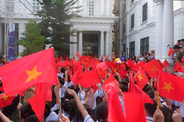 Tại trường Tiểu học Archimedes Academy (quận Cầu Giấy), lễ khai giảng đã được tổ chức sáng nay 5/9. Năm nay trường đã đón nhận 10 lớp 1 từ lớp A1 đến lớp A10. Thực hiện khuyến cáo của Bộ GD&ĐT nên trường đã không dùng bóng bay cho các em học sinh lớp 1. Thay vào đó là dùng lá cờ, buổi khai giảng không quá 45 phút.