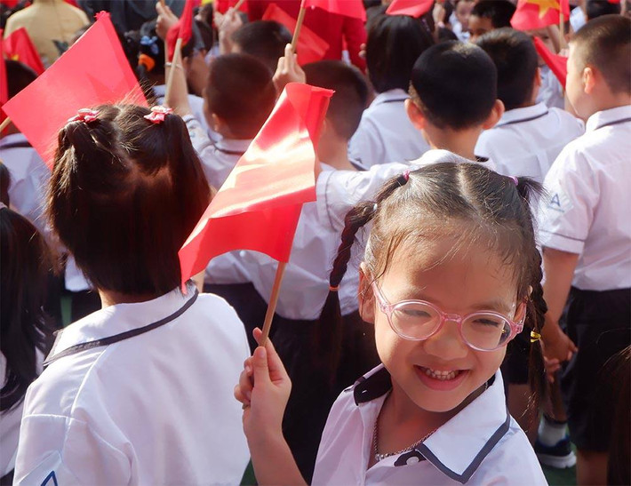 Nụ cười của nữ sinh dành cho bạn cùng lớp.