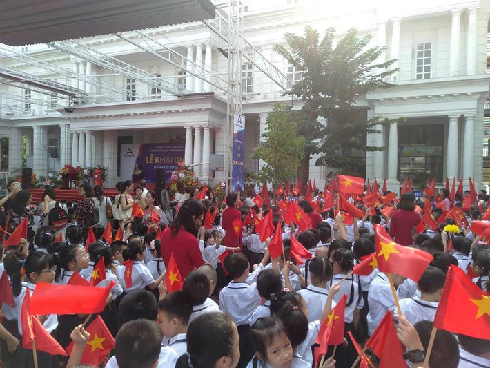 Ngập tràn sắc đỏ tại trường Tiểu học Archimedes Academy.