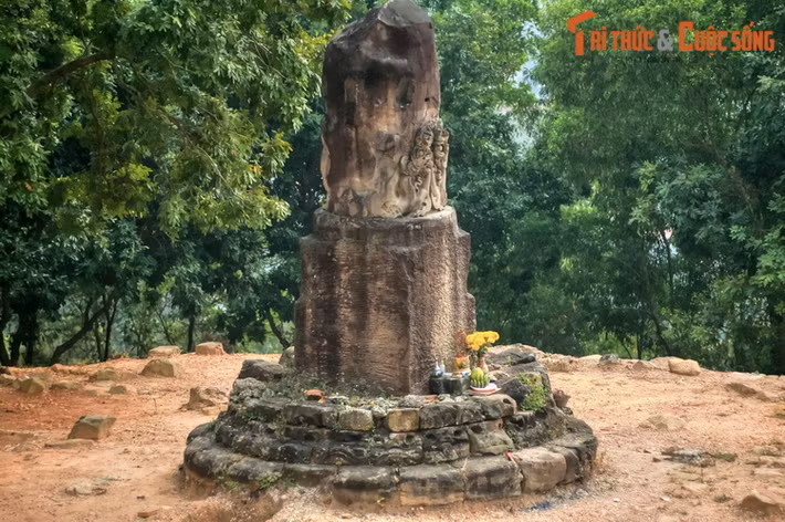 2. Nằm trên cấp nền thứ hai bên trái của chùa Dạm (xã Nam Sơn, thành phố Bắc Ninh, tỉnh Bắc Ninh), Bảo vật quốc gia - cột đá chùa Dạm được dựng vào thế kỉ thứ 11, được coi là hiện vật điêu khắc hoành tráng, hoàn mỹ nhất của nhà Lý còn tồn tại đến nay.