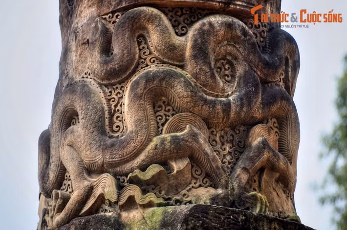 Hình rồng được chạm khắc với những hoa văn vô cùng tinh xảo. Chân trước cặp rồng chụm lại dâng một viên ngọc cùng cỡ với viên ngọc ngậm ở miệng. Thân rồng uốn quanh thân cột, đuôi ngoắc vào nhau.