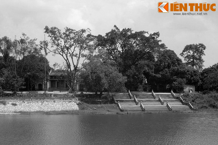 Chưa hết, sau khi nhập hồn cho tượng thì dưới bến nước trước chùa có vật lạ nửa nổi nửa chìm. Người dân cứ đẩy ra thì vật lạ ấy lại dạt vào dù cho dòng nước có xoáy mạnh.