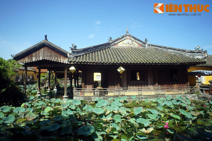 Nhà tạ dựng trên hồ nước hình chữ nhật chiều dài 28 mét, chiều rộng 20 mét, quay về hướng Nam, mặt Bắc thông với điện chính. Mặt bằng kiến trúc khu nhà bằng nửa diện tích mặt hồ.