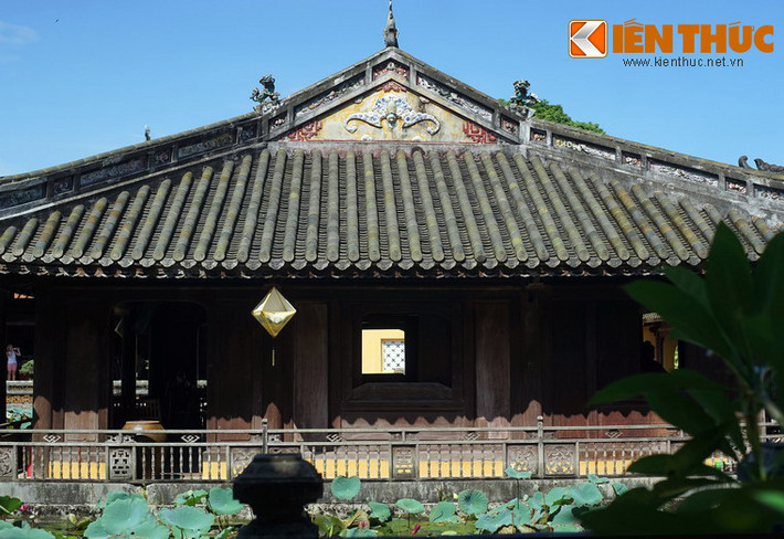 Tạ Trường Du có kết cẩu kiểu nhà rường truyền thống Huế với hình thức vuông (phương đình), một gian bốn chái, 16 cột trụ. Ba mặt nhà tạ giáp hồ nước có lối đi hẹp với lan can bao quanh. Nền tạ lát gạch hoa, vách gỗ trổ cửa sổ xung quanh bốn mặt nên rất thông thoáng.