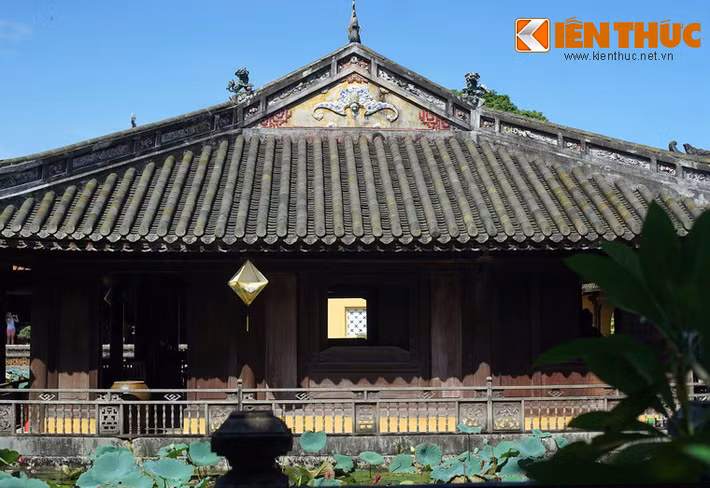 Tạ Trường Du có kết cẩu kiểu nhà rường truyền thống Huế với hình thức vuông (phương đình), một gian bốn chái, 16 cột trụ. Ba mặt nhà tạ giáp hồ nước có lối đi hẹp với lan can bao quanh. Nền tạ lát gạch hoa, vách gỗ trổ cửa sổ xung quanh bốn mặt nên rất thông thoáng.