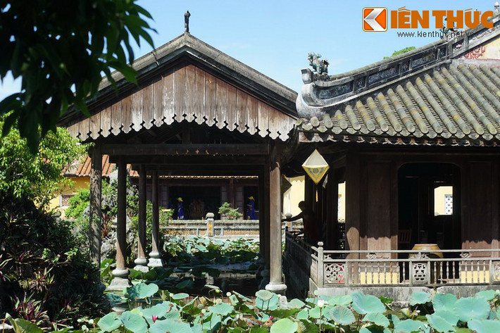 Mặt phía Nam của tạ Trường Du có một gian nhà vỏ cua được gọi là đình Lương Phong. Trước đình Lương Phong đắp hai hòn non bộ, trên đó có mô hình 5 cái am nhỏ.